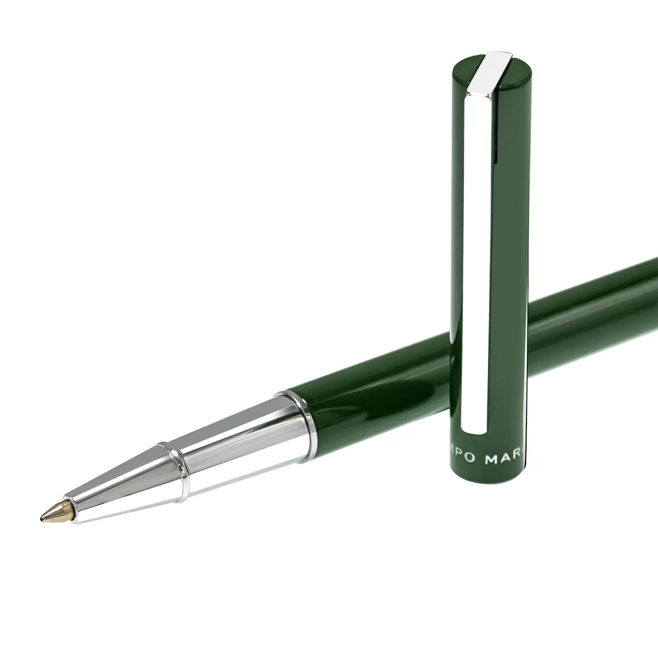 κοντινό πλάνο ενός στυλό ξαπλωμένο σε άσπρο φόντο με το εξωτερικό του να είναι πράσινο με ασημένιες λεπτομέρειες και το καπάκι του να στέκεται δίπλα